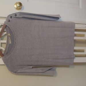 Small 3/4 sleeve top